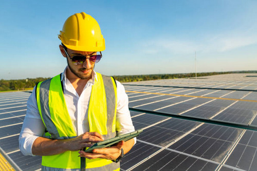 Ingénieur Enrium vérifiant nouvelle installation de panneaux solaires